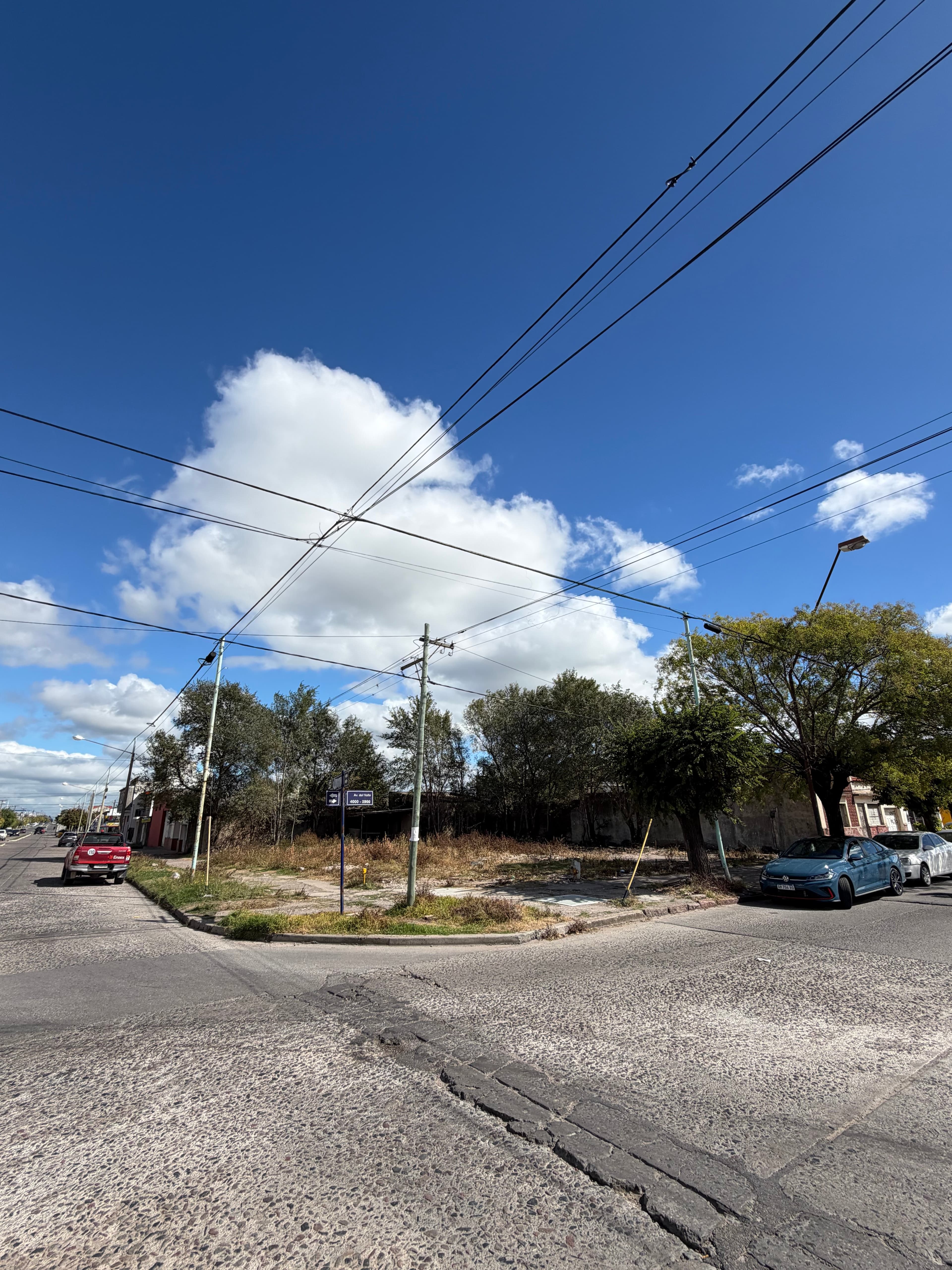Excelentes lotes sobre Av. Del Valle 